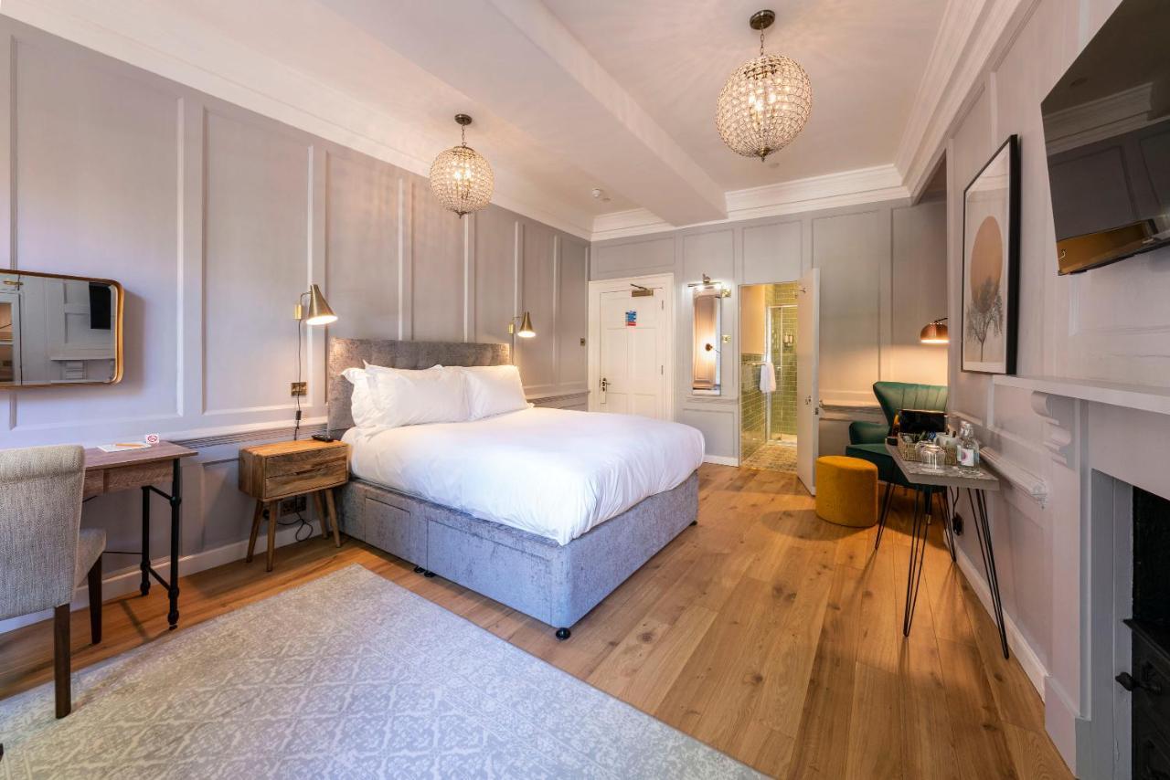 Eight Hotel Бат Екстериор снимка
