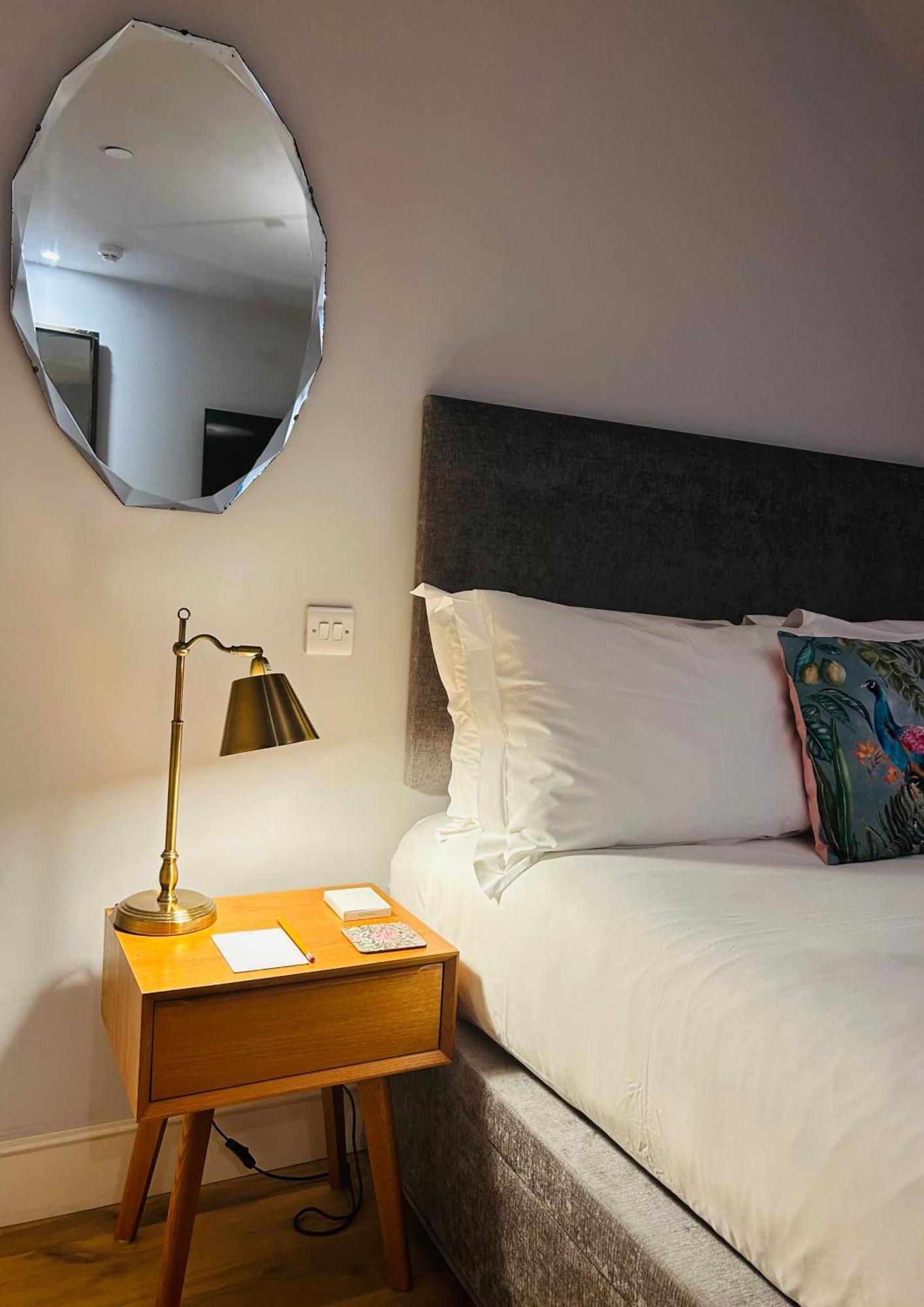 Eight Hotel Бат Екстериор снимка